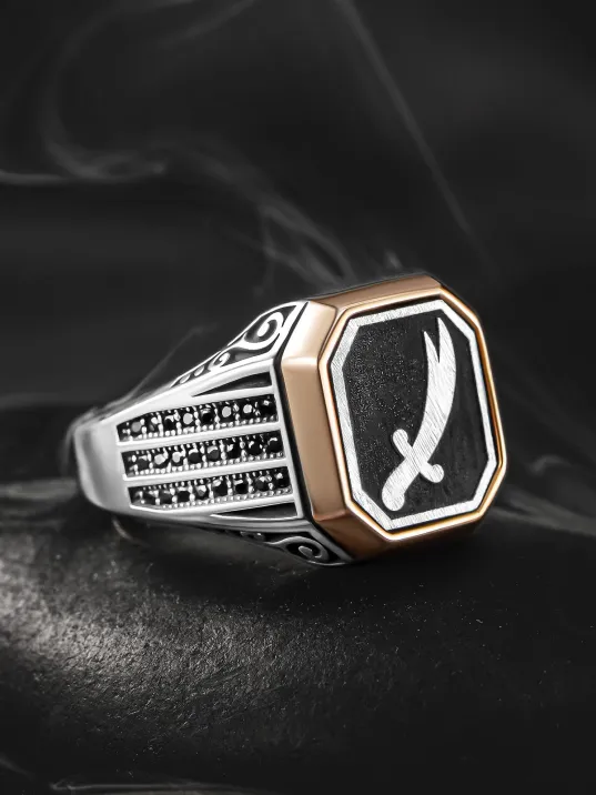 Erkek Gümüş Yüzük - Üç Sıra Zirkon Taşlı Zülfikar Kılıcı İşlemeli Erkek Yüzük