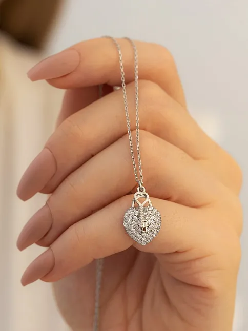 Kadın Gümüş Kolye - Zirkon Taşlı Kalp Kilit Model Gümüş Kadın Kolye