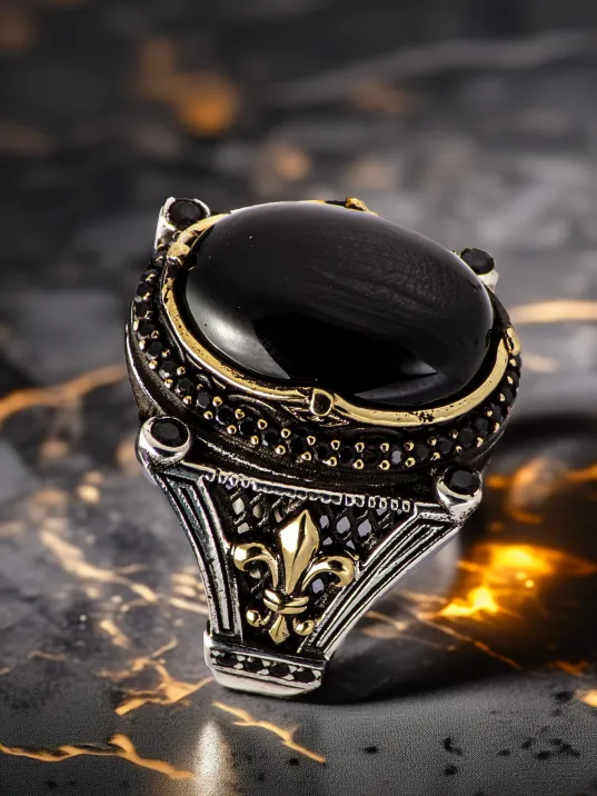 Erkek Siyah Oniks Taşlı Zirkon Taş Süslemeli Zambak Motifli 925 Ayar Gümüş Yüzük