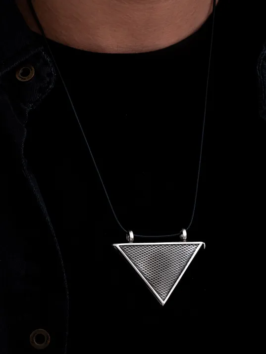 Büyük Boy Baklava Desenli Gümüş Muska Haznesi Deri Kolye Hediyeli Büyük Boy Baklava Desenli Gümüş Muska Haznesi Deri Kolye Hediyeli