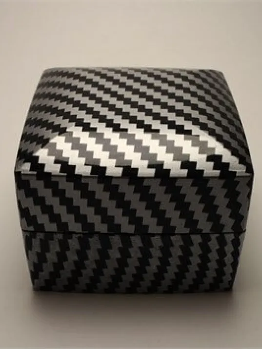 IŞIKLI PIRLANTA ALTIN TEKTAŞ YÜZÜK KUTUSU KARBON FİBER DESENLİ