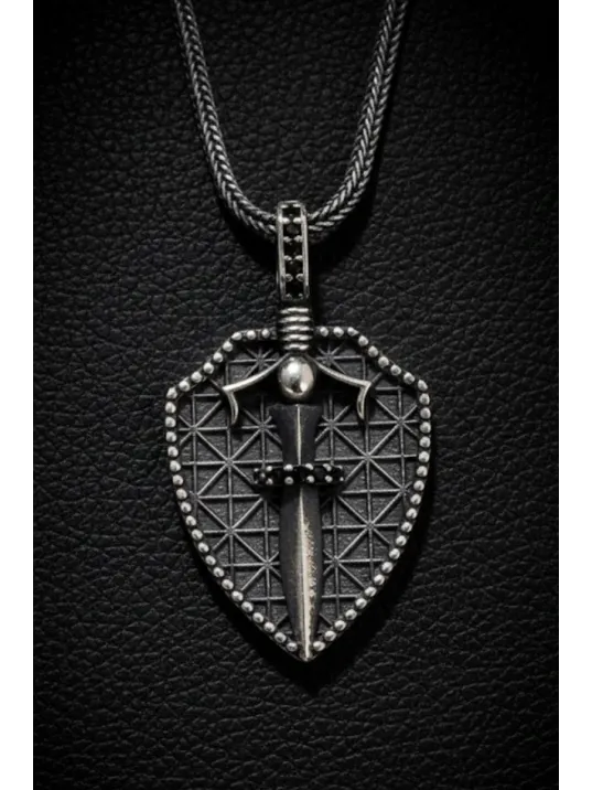 Erkek Gümüş Kolye - 925 Ayar Kabartmalı Kalkan Hançer İşlemeli Tilki Kuyruğu Zincirli Erkek Kolye Erkek Gümüş Kolye - 925 Ayar Kabartmalı Kalkan Hançer İşlemeli Tilki Kuyruğu Zincirli Erkek Kolye