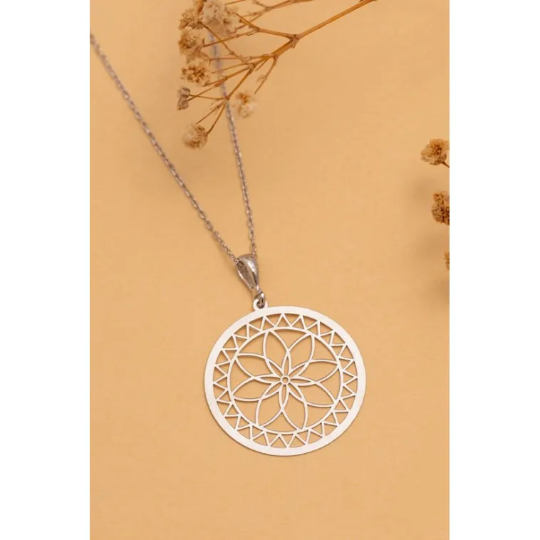 Lotus Çiçeği Motifli Gümüş Kolye Lotus Çiçeği Motifli Gümüş Kolye