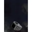 Erkek Gümüş Yüzük - Siyah Oniks Taşlı Yanları Piramit Basamak İşlemeli Erkek Yüzük Erkek Gümüş Yüzük - Siyah Oniks Taşlı Yanları Piramit Basamak İşlemeli Erkek Yüzük