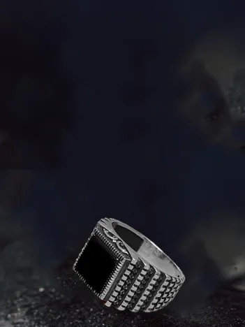 Erkek Gümüş Yüzük - Siyah Oniks Taşlı Yanları Piramit Basamak İşlemeli Erkek Yüzük