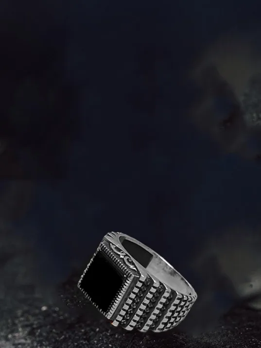 Erkek Gümüş Yüzük - Siyah Oniks Taşlı Yanları Piramit Basamak İşlemeli Erkek Yüzük