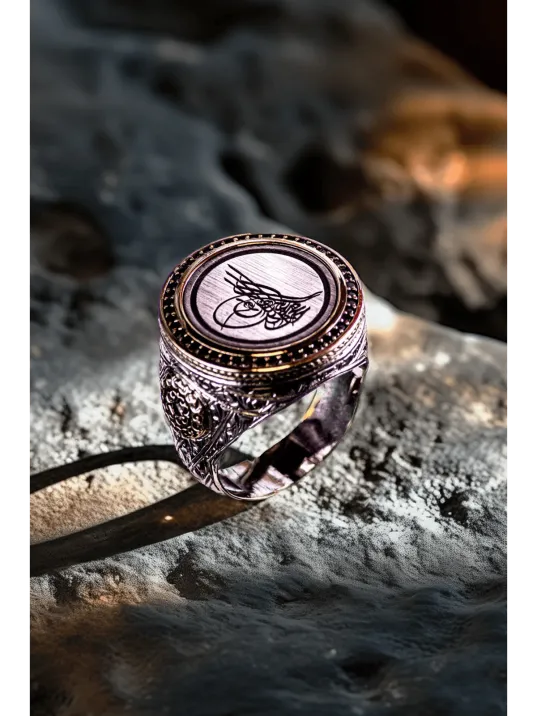 Erkek Sıkma Kehribar Taşlı Osmanlı Tuğrası İşlemeli Nostaljik Model 925 Ayar Gümüş Yüzük Erkek Sıkma Kehribar Taşlı Osmanlı Tuğrası İşlemeli Nostaljik Model 925 Ayar Gümüş Yüzük