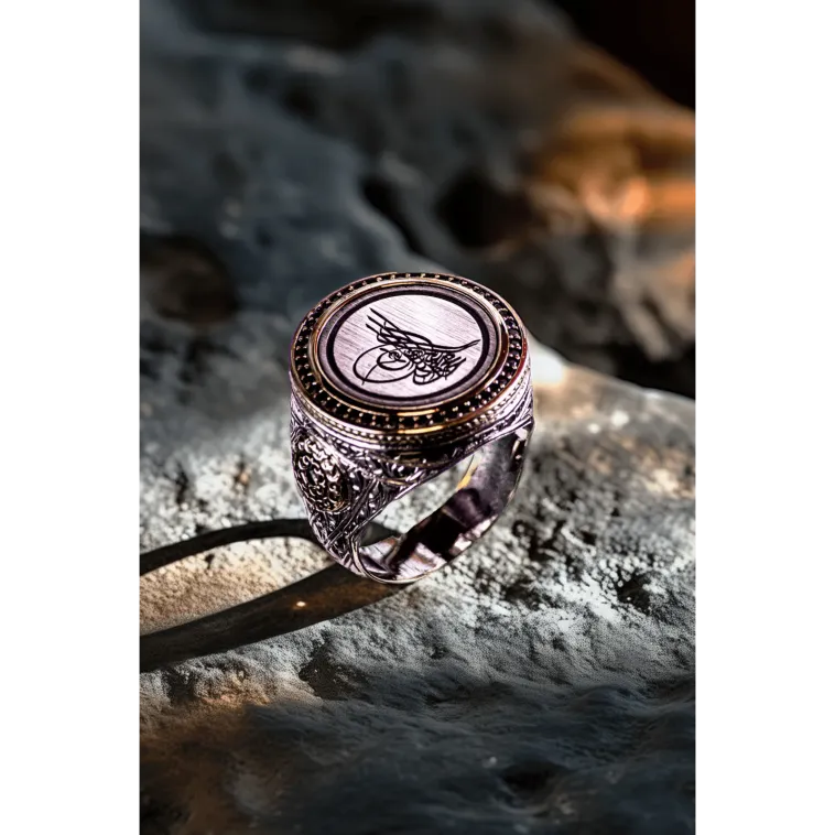 Erkek Sıkma Kehribar Taşlı Osmanlı Tuğrası İşlemeli Nostaljik Model 925 Ayar Gümüş Yüzük Erkek Sıkma Kehribar Taşlı Osmanlı Tuğrası İşlemeli Nostaljik Model 925 Ayar Gümüş Yüzük