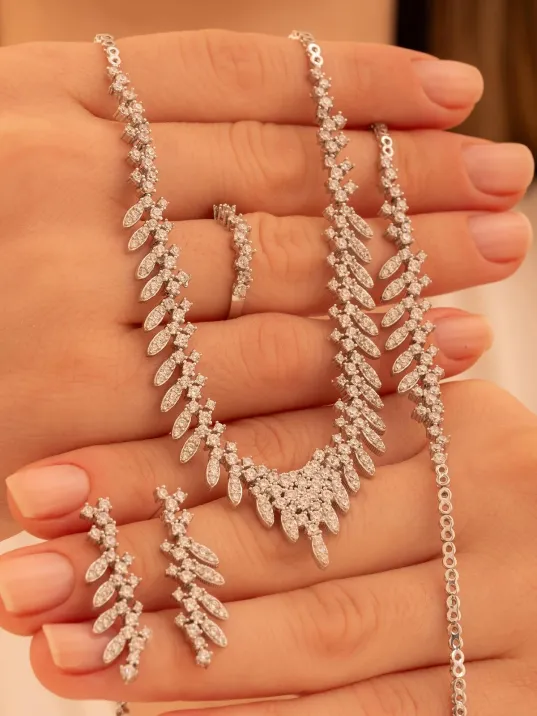 Kadın Gümüş Takı Seti - Nigar Zirkon Taşlı Yaprak Model Kolye, Bileklik, Yüzük, Küpe Tam Set Kadın Gümüş Takı Seti - Nigar Zirkon Taşlı Yaprak Model Kolye, Bileklik, Yüzük, Küpe Tam Set