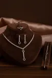 Kadın Gümüş Takı Seti - Lera Zümrüt Taşlı Mekik Model Kolye, Bileklik, Yüzük, Küpe Tam Set Kadın Gümüş Takı Seti - Lera Zümrüt Taşlı Mekik Model Kolye, Bileklik, Yüzük, Küpe Tam Set