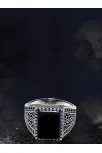 Erkek Gümüş Yüzük - Siyah Oniks Taşlı Yanları Grek Desen İşlemeli Erkek Yüzük Erkek Gümüş Yüzük - Siyah Oniks Taşlı Yanları Grek Desen İşlemeli Erkek Yüzük