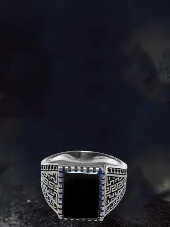 Erkek Gümüş Yüzük - Siyah Oniks Taşlı Yanları Grek Desen İşlemeli Erkek Yüzük Erkek Gümüş Yüzük - Siyah Oniks Taşlı Yanları Grek Desen İşlemeli Erkek Yüzük