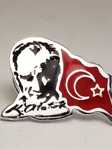 Atatürk İmzalı Siluetli Ve Bayraklı Gümüş Rozet Yaka İğnesi Mineli Model