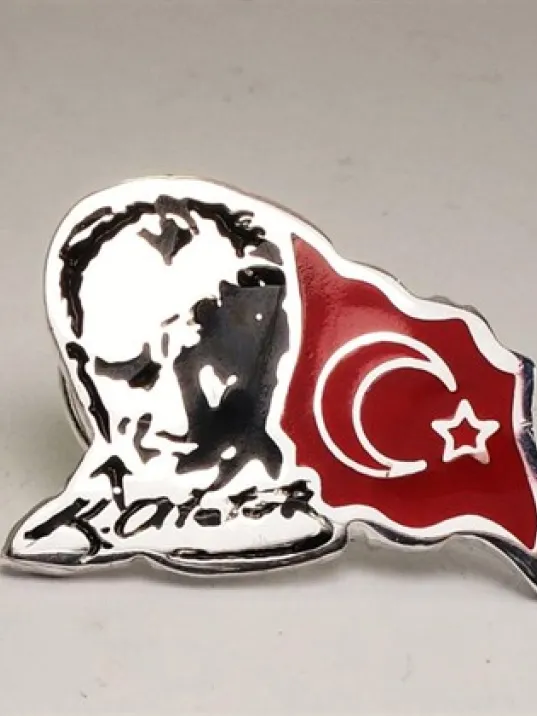 Atatürk İmzalı Siluetli Ve Bayraklı Gümüş Rozet Yaka İğnesi Mineli Model Atatürk İmzalı Siluetli Ve Bayraklı Gümüş Rozet Yaka İğnesi Mineli Model