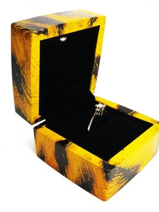 IŞIKLI PIRLANTA ALTIN TEKTAŞ YÜZÜK KUTUSU LEOPAR DESENLİ IŞIKLI PIRLANTA ALTIN TEKTAŞ YÜZÜK KUTUSU LEOPAR DESENLİ