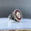 Vav Elif İşlemeli Kırmızı Mineli Erkek Gümüş Yüzük GYZGMSGUMSJ Vav Elif İşlemeli Kırmızı Mineli Erkek Gümüş Yüzük GYZGMSGUMSJ