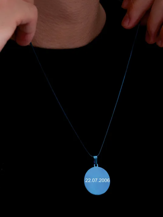 Erkek Çelik Kolye - Parlament Mavisi İsim Yazılabilir Yuvarlak Model Çelik Kolye