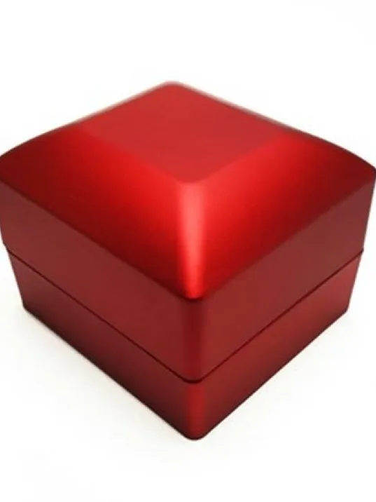 Işıklı Pırlanta Tektaş Yüzük Ve Mücevher Takı Kutusu Kırmızı