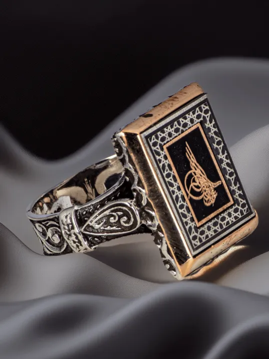 Erkek Osmanlı Tuğrası İşlemeli Dikdörtgen Model 925 Ayar Gümüş Yüzük Erkek Osmanlı Tuğrası İşlemeli Dikdörtgen Model 925 Ayar Gümüş Yüzük