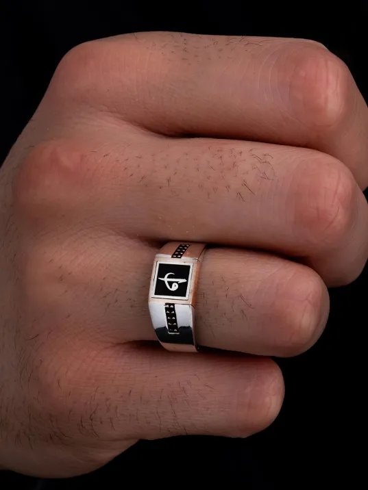 Erkek Gümüş Yüzük - Vav Elif Yazılı Taşlı İnce Kibar Erkek Yüzüğü Erkek Gümüş Yüzük - Vav Elif Yazılı Taşlı İnce Kibar Erkek Yüzüğü