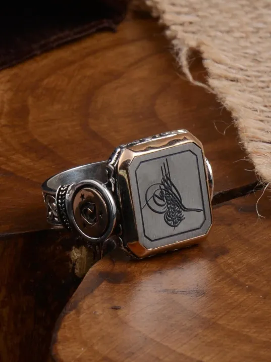 Kare Osmanlı Tuğra Model Yanı Teşkilat-ı Mahsusa Desenli Erkek Gümüş Yüzük Kare Osmanlı Tuğra Model Yanı Teşkilat-ı Mahsusa Desenli Erkek Gümüş Yüzük