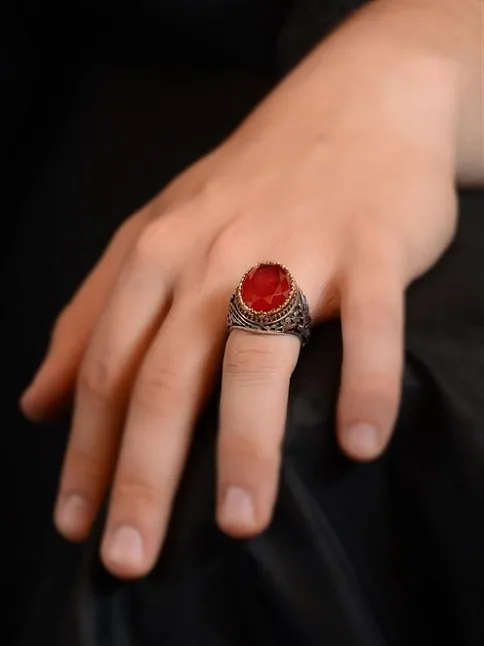 Yakut Garnet Taşlı Yanı Zirkon Taşlı Desenli Erkek Gümüş Yüzük