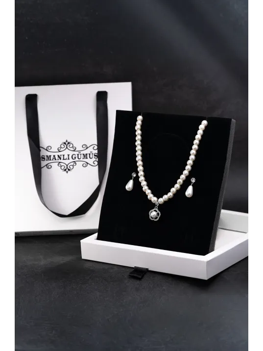 Kadın İnci Kolye Küpe Set - Helena Model Çiçek Motifli Kadın İnci Set Kadın İnci Kolye Küpe Set - Helena Model Çiçek Motifli Kadın İnci Set