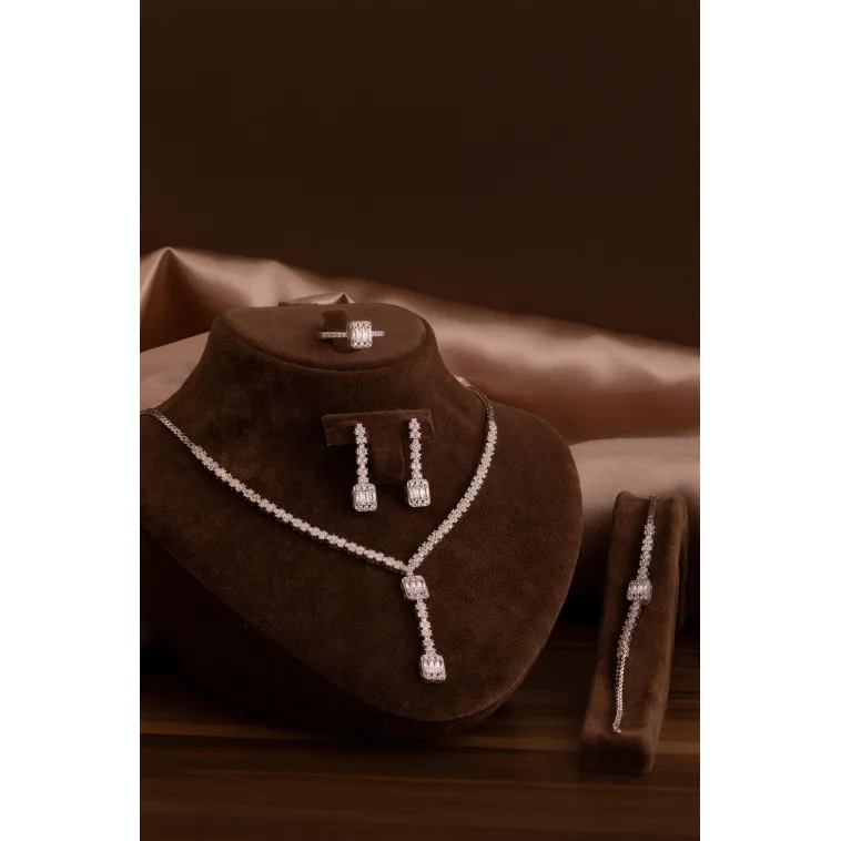 Kadın Gümüş Takı Seti - Ayfer Baget Taşlı Kare Model Kolye, Bileklik, Yüzük, Küpe Tam Set Kadın Gümüş Takı Seti - Ayfer Baget Taşlı Kare Model Kolye, Bileklik, Yüzük, Küpe Tam Set