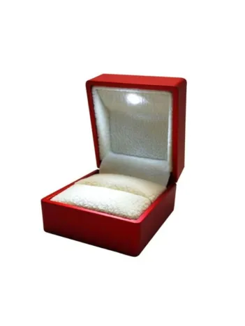Işıklı Pırlanta Tektaş Kırmızı Yüzük Kutusu