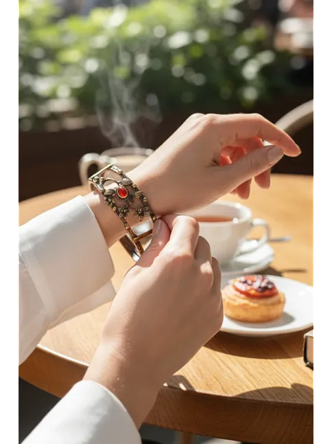 Kadın Bakır Bileklik - Kırmızı Akik Taşlı Oval Model Çiçek Motif Bilezik Metal Kutu ve Doğal Taş