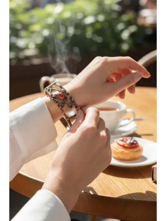 Kadın Bakır Bileklik - Kırmızı Akik Taşlı Oval Model Çiçek Motif Bilezik Metal Kutu ve Doğal Taş