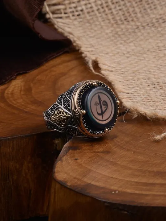 İslam Usta Elif Vav Yazılı Mavi Kehribar Taşlı Yanı İşlemeli Erkek Gümüş Yüzük İslam Usta Elif Vav Yazılı Mavi Kehribar Taşlı Yanı İşlemeli Erkek Gümüş Yüzük