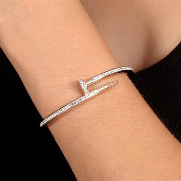 Kadın Çelik Bileklik - Rose Zirkon Taşı Işlemeli Çivi Model Çelik Bileklik Kadın Çelik Bileklik - Rose Zirkon Taşı Işlemeli Çivi Model Çelik Bileklik