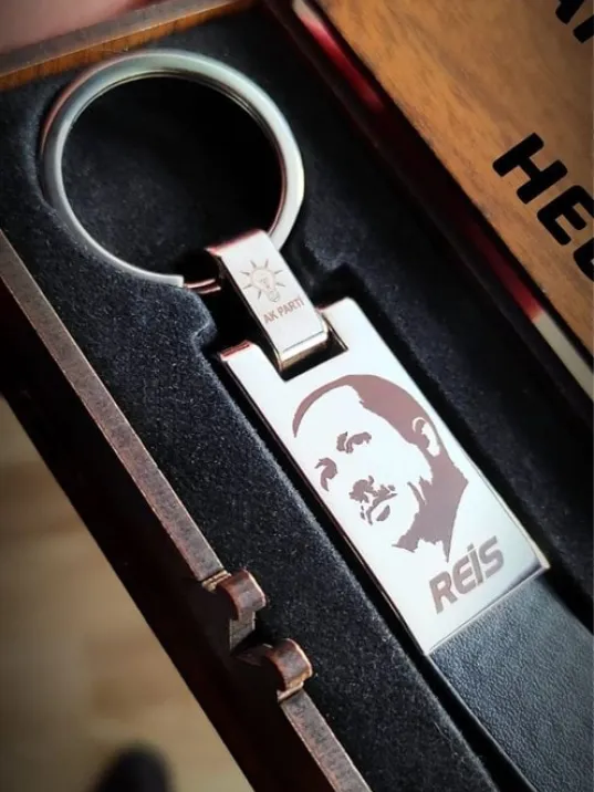 Kişiye Özel Recep Tayyip Erdoğan Figürlü AK Parti Logolu Çelik Anahtarlık Kişiye Özel Recep Tayyip Erdoğan Figürlü AK Parti Logolu Çelik Anahtarlık