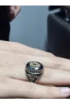 Erkek Gümüş Yüzük - 925 Ayar Gümüş Oniks Taşlı Yanı Kadüse Amblemi İşlemeli Erkek Yüzük