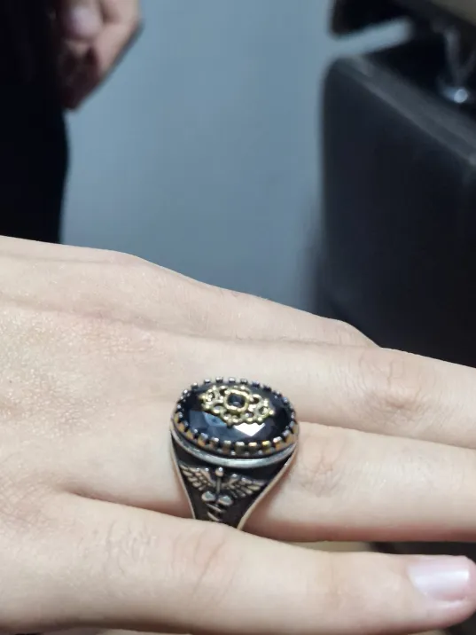 Erkek Gümüş Yüzük - 925 Ayar Gümüş Oniks Taşlı Yanı Kadüse Amblemi İşlemeli Erkek Yüzük