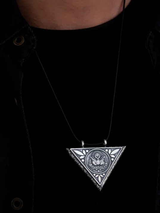 Osmanlı Devleti Armalı Erkek Gümüş Cevşen Muska Kolye Haznesi Orta Boy Osmanlı Devleti Armalı Erkek Gümüş Cevşen Muska Kolye Haznesi Orta Boy