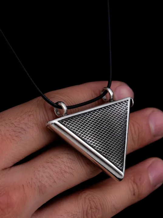 Büyük Boy Baklava Desenli Gümüş Muska Haznesi Deri Kolye Hediyeli Büyük Boy Baklava Desenli Gümüş Muska Haznesi Deri Kolye Hediyeli