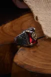 Kırmızı Zirkon Taşlı Yanı Kapı Duvar Sur Motif Erkek Gümüş Yüzük Kırmızı Zirkon Taşlı Yanı Kapı Duvar Sur Motif Erkek Gümüş Yüzük