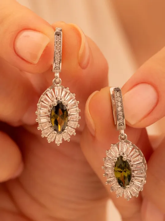 Kadın Gümüş Küpe - Damla Model Zultanit Taşlı Baget Süslemeli Rodyumlu Kadın Küpe Kadın Gümüş Küpe - Damla Model Zultanit Taşlı Baget Süslemeli Rodyumlu Kadın Küpe