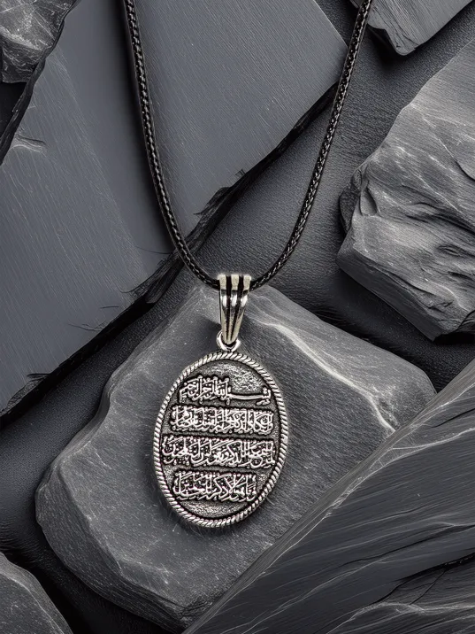 Erkek Gümüş Kolye Ucu - Ayetel Kürsi Yazılı Oksitli Oval Model Deri Kolyeli 925 Ayar Gümüş Erkek Gümüş Kolye Ucu - Ayetel Kürsi Yazılı Oksitli Oval Model Deri Kolyeli 925 Ayar Gümüş