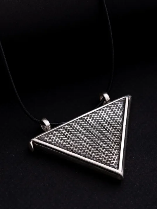 Büyük Boy Baklava Desenli Gümüş Muska Haznesi Deri Kolye Hediyeli Büyük Boy Baklava Desenli Gümüş Muska Haznesi Deri Kolye Hediyeli