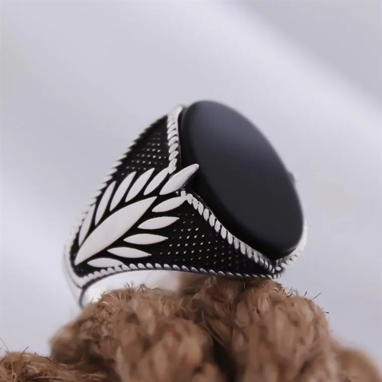 Oval Siyah Oniks Taşlı Yanı İşlemeli Özel Seri Erkek Gümüş Yüzük Oval Siyah Oniks Taşlı Yanı İşlemeli Özel Seri Erkek Gümüş Yüzük