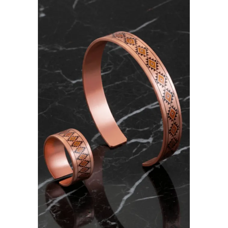 Kadın Bakır Bileklik Yüzük Set - Lenka Model Özel Baskı Metal Kutu Ve Kuvars Taşı Kadın Bakır Bileklik Yüzük Set - Lenka Model Özel Baskı Metal Kutu Ve Kuvars Taşı