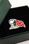 Atatürk İmzalı Siluetli Ve Bayraklı Gümüş Rozet Yaka İğnesi Mineli Model Atatürk İmzalı Siluetli Ve Bayraklı Gümüş Rozet Yaka İğnesi Mineli Model