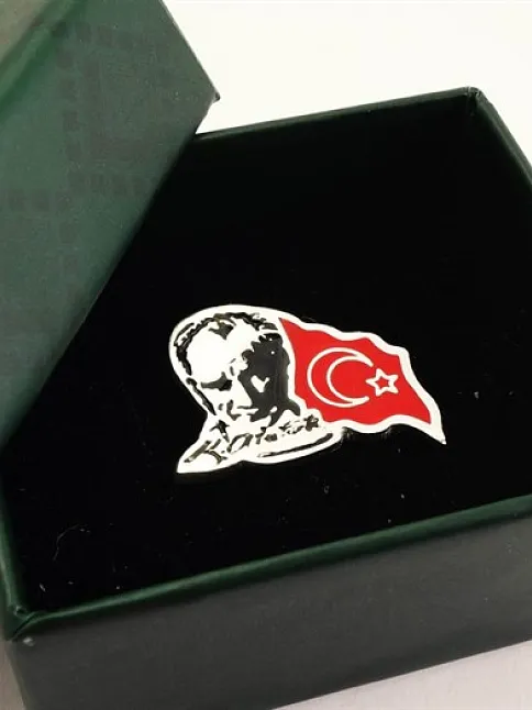 Atatürk İmzalı Siluetli Ve Bayraklı Gümüş Rozet Yaka İğnesi Mineli Model Atatürk İmzalı Siluetli Ve Bayraklı Gümüş Rozet Yaka İğnesi Mineli Model