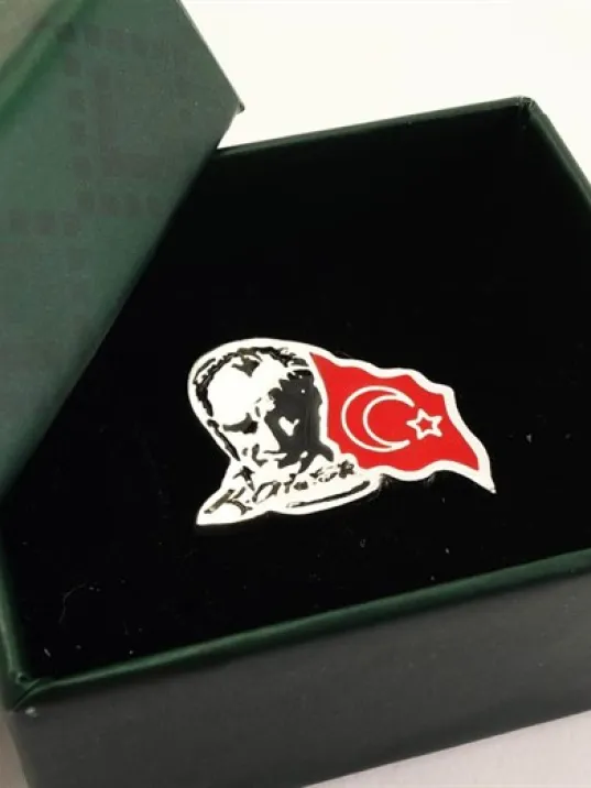 Atatürk İmzalı Siluetli Ve Bayraklı Gümüş Rozet Yaka İğnesi Mineli Model Atatürk İmzalı Siluetli Ve Bayraklı Gümüş Rozet Yaka İğnesi Mineli Model