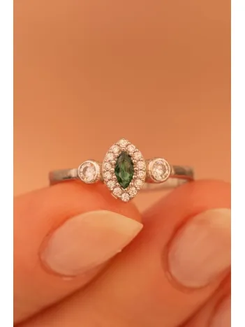 Kadın Gümüş Yüzük - Pera Zümrüt Mekik Taşlı 925 Ayar Gümüş Yüzük