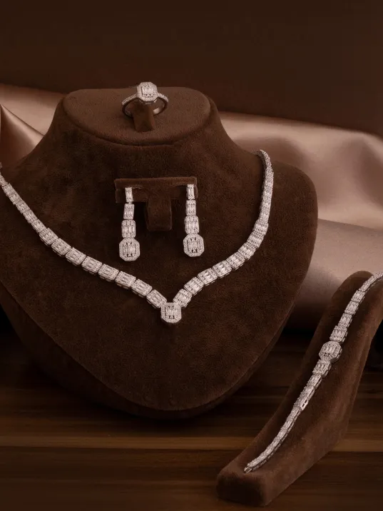 Kadın Gümüş Takı Seti - Berlin Baget Taşlı Model Kolye, Bileklik, Yüzük, Küpe Tam Set Kadın Gümüş Takı Seti - Berlin Baget Taşlı Model Kolye, Bileklik, Yüzük, Küpe Tam Set