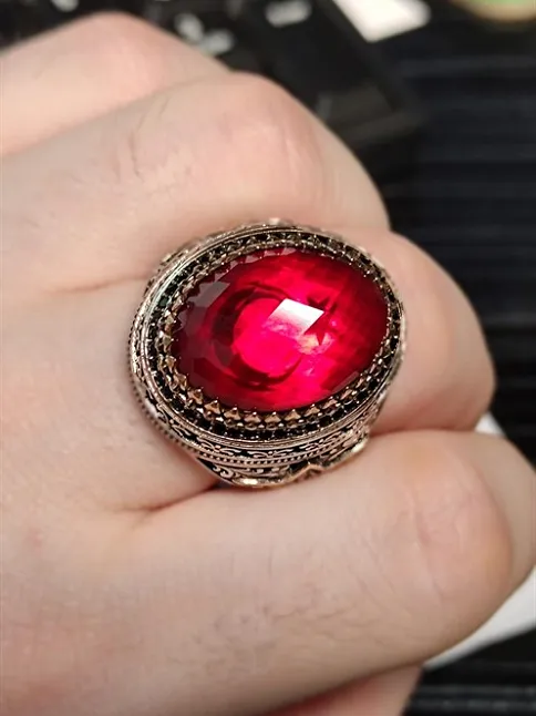Kırmızı Zirkon Taşlı Ay Yıldız Desenli Yanı Lale Motif Erkek 925 Ayar Gümüş Yüzük GYZENDZIRAY-KRM